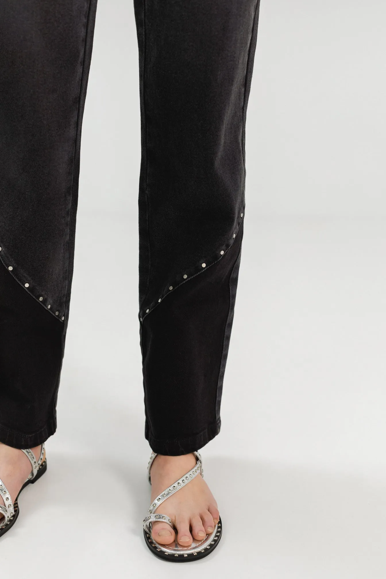 JEANS CORTES TACHUELAS