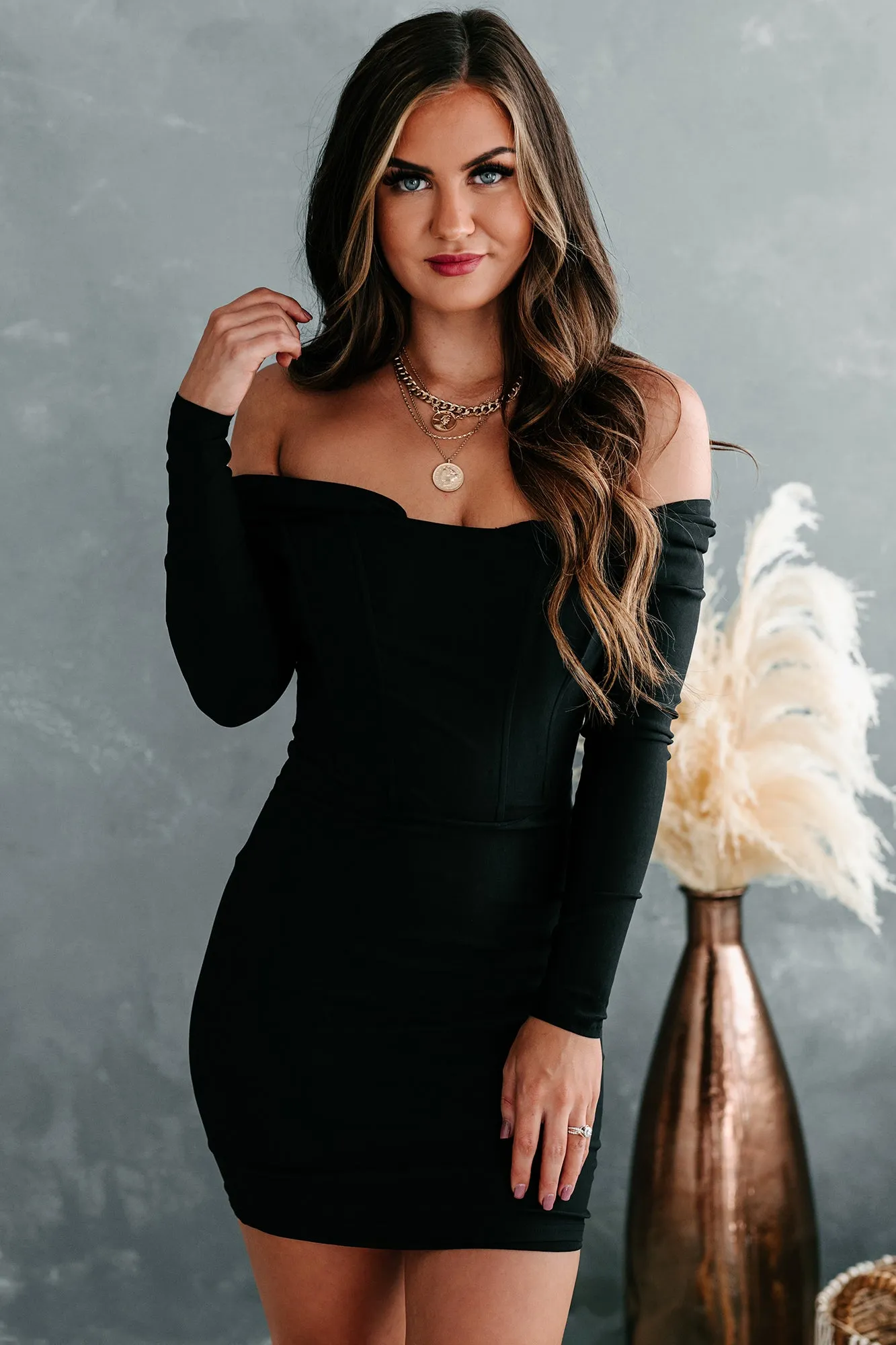 Rissa Off-The-Shoulder Bodycon Dress (Black)