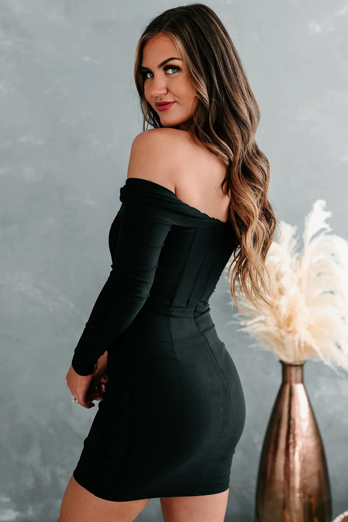 Rissa Off-The-Shoulder Bodycon Dress (Black)